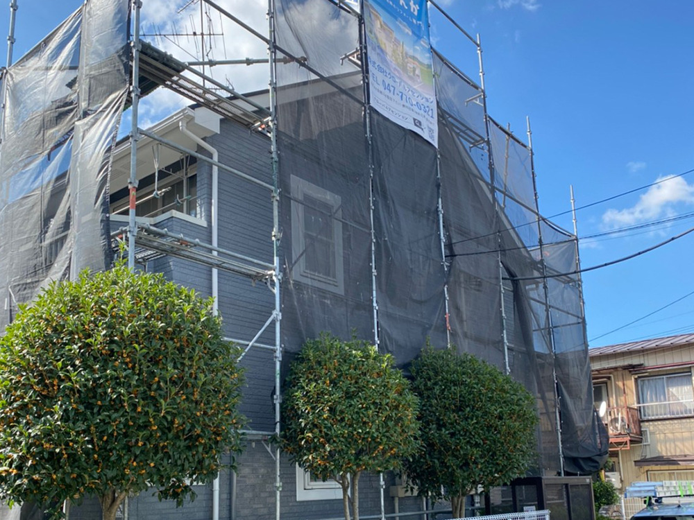 外壁塗装のために家の周りに足場を設置するGlobal Ascensionの施工現場